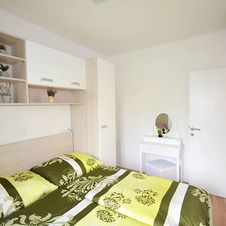 Modernes In Novigrad Mit Privatem Parkplatz By Interhome *