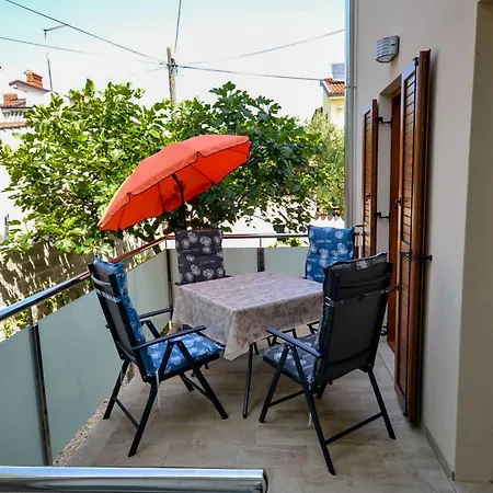 Modernes In Novigrad Mit Privatem Parkplatz By Interhome *