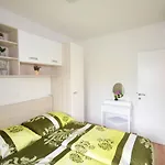 Modernes In Novigrad Mit Privatem Parkplatz By Interhome *