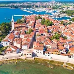 Modernes In Novigrad Mit Privatem Parkplatz By Interhome