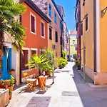 Modernes In Novigrad Mit Privatem Parkplatz By Interhome
